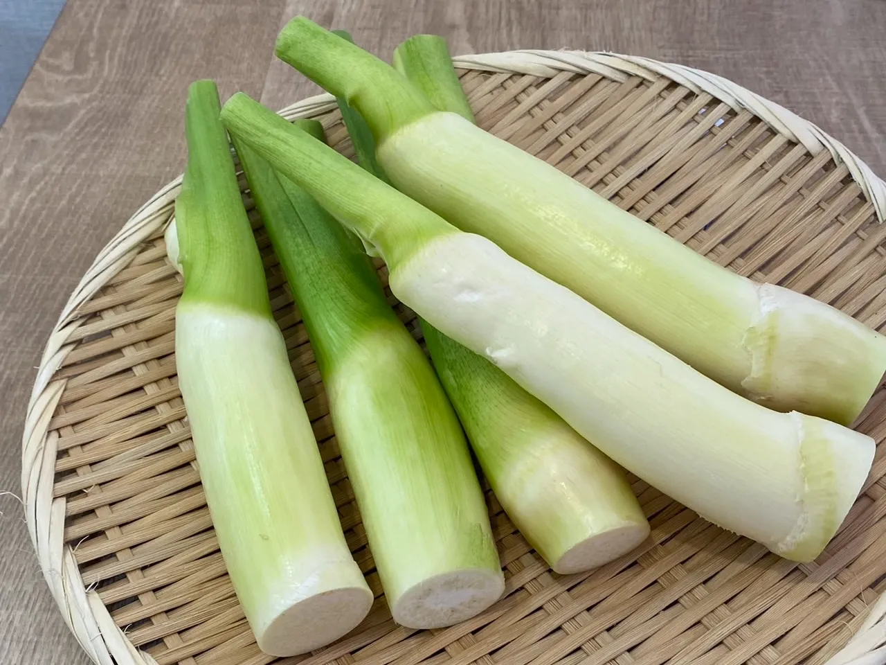 収穫されたマコモダケ